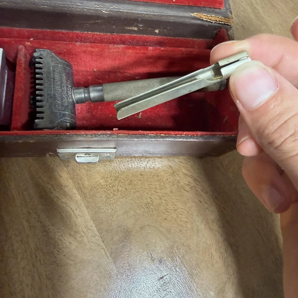 Vintage C.V. Heljestrand Safety Razor Metal Blades Travel Case Eskilstuna Sweden
